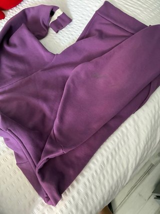 Lote Ropa: Chaqueta Negra y Sudadera Morada