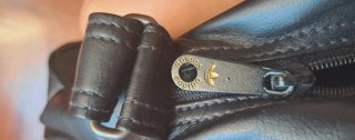Borsa tracolla Adidas nera con logo oro