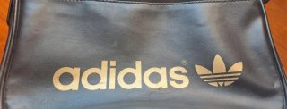 Borsa tracolla Adidas nera con logo oro