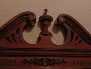 Oferta cómoda antigua de madera con espejo.
