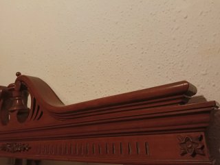 Oferta cómoda antigua de madera con espejo.