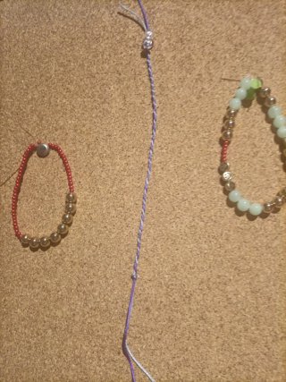 Pulsera artesanal morada y plateada
