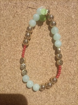 Pulsera artesanal morada y plateada