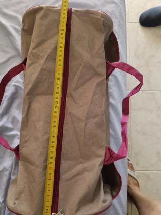 Bolso de viaje beige con detalles rosas