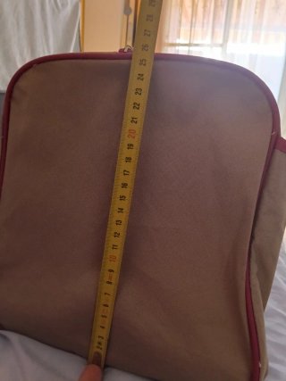 Bolso de viaje beige con detalles rosas