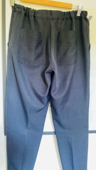 Pantalón azul con rayas finas
