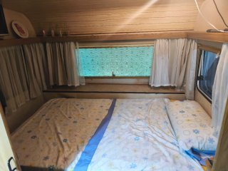 Caravana con avance en Camping San Pascual.