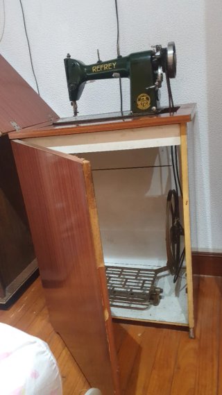 Máquina de coser Refrey con mueble pedal