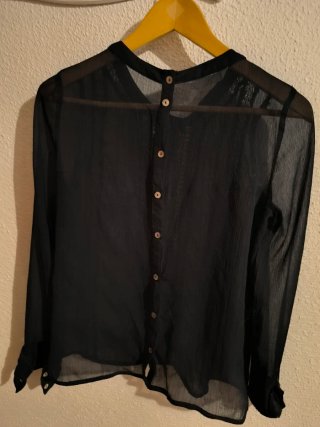 Camisa semitransparente negra con encaje
