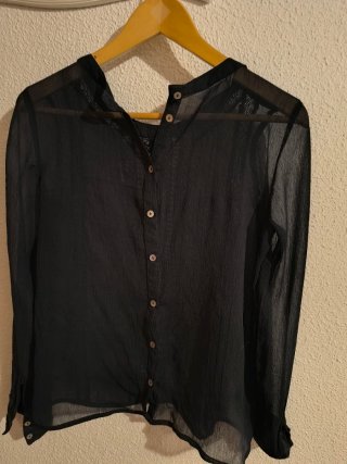 Camisa semitransparente negra con encaje