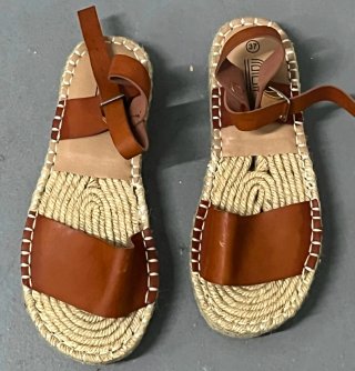 Sandalias de esparto y polipiel marrón