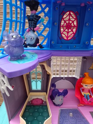 Casa de Vampirina con figuras