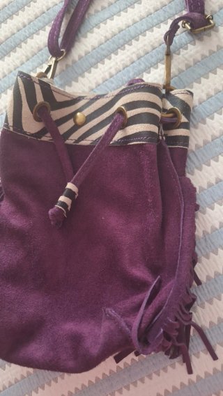 Bolso de piel morado con flecos