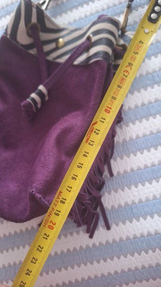 Bolso de piel morado con flecos