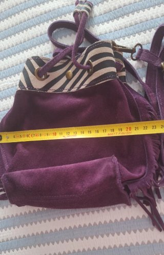 Bolso de piel morado con flecos