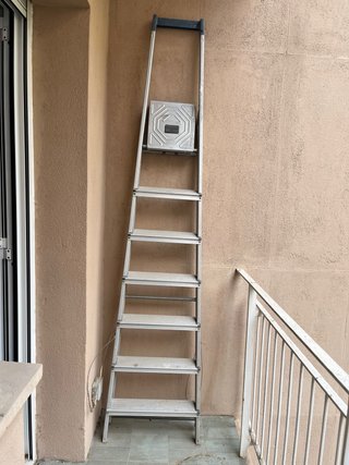 Escalera plegable de aluminio