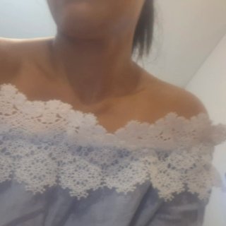 Camisa azul y blanca con encaje