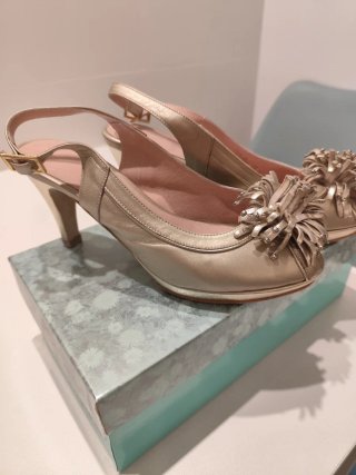 Zapatos de salón dorados talla 38