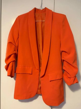 Americana naranja vibrante