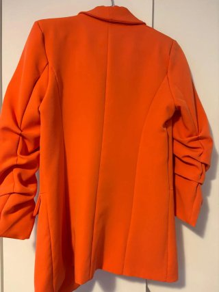Americana naranja vibrante