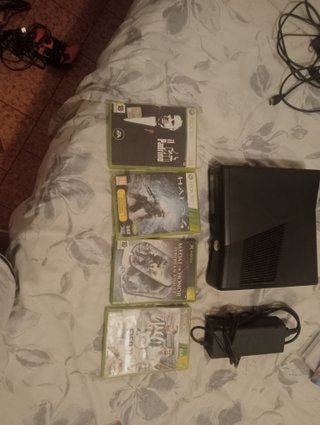 Xbox 360 Slim Nera + 4 Giochi