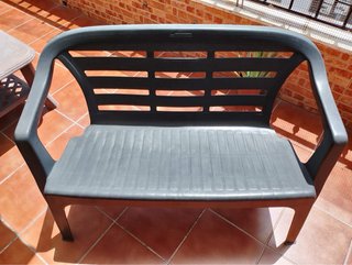 Sofá de terraza gris de plástico