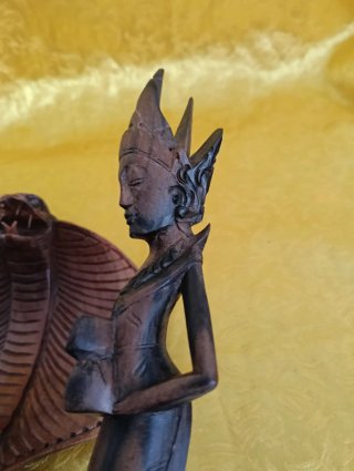 Par Figuras Madera: Mujer y Cobra