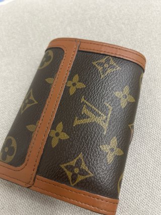 Portafoglio Louis Vuitton scucita la fodera ripara