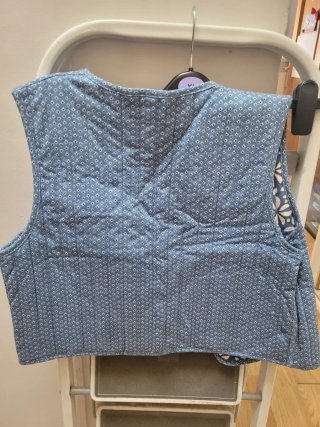 Chaleco reversible azul y blanco