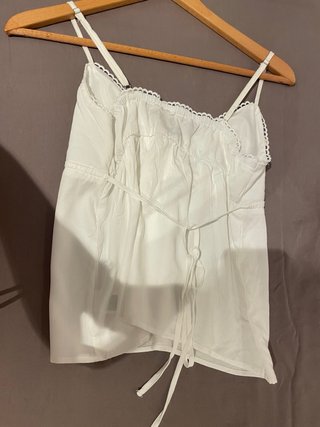 Camiseta blanca con encaje