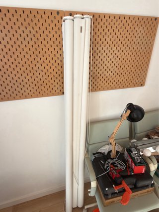 Estor enrollable beige y blanco