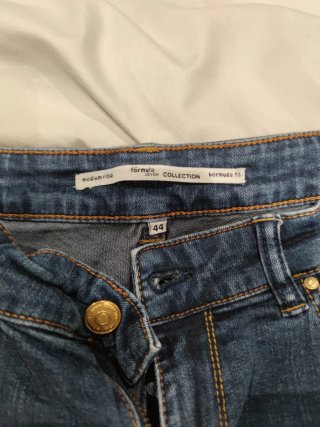 Pantalón vaquero corto por encima de la rodilla.