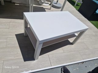 Mesa de centro blanca con estante