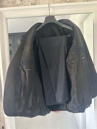 Traje Calvin Klein y Di-Bye