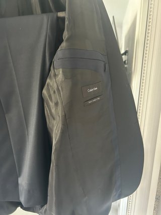 Traje Calvin Klein y Di-Bye