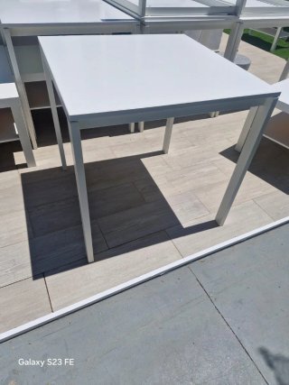 Mesa cuadrada metálica blanca