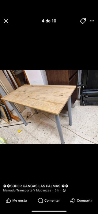 Mesa de madera con patas de metal