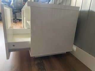 Mueble TV Ikea modelo BYAS color blanco brillante