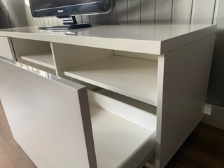 Mueble TV Ikea modelo BYAS color blanco brillante