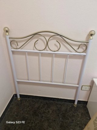 Cabecero de cama metálico blanco y dorado de 90