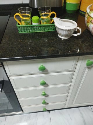 Jarra con 2 vasos y palillero y figuras