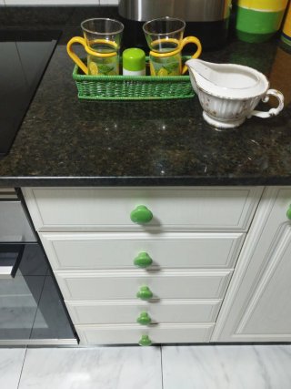 Jarra con 2 vasos y palillero y figuras