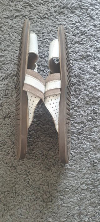 Sandalias de piel blancas y beige