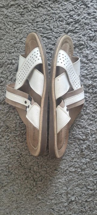 Sandalias de piel blancas y beige
