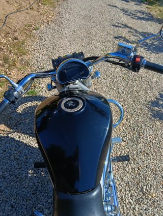 Moto Hyosung águila 650Cruiser Negra y Plateada