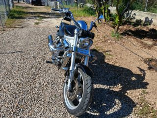 Moto Hyosung águila 650Cruiser Negra y Plateada