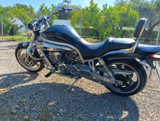 Moto Hyosung águila 650Cruiser Negra y Plateada