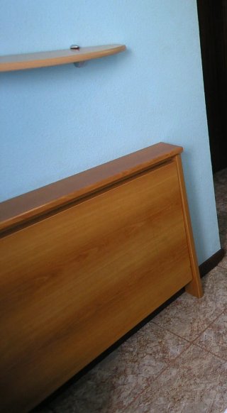 Mesa de pared plegable de madera.