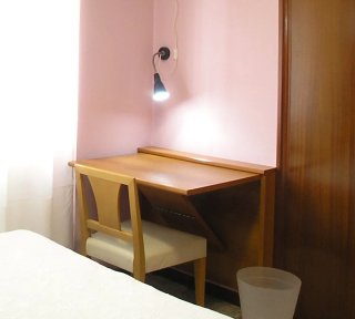Mesa de pared plegable de madera.