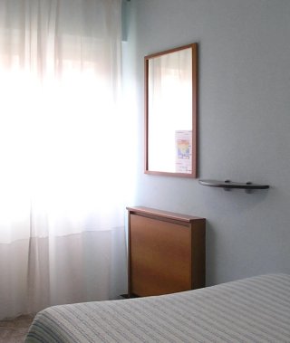 Mesa de pared plegable de madera.